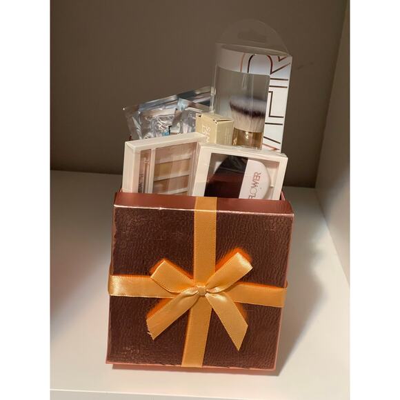 MYSTERY 10 Item Beauty Box NEW - Picture 4 of 9